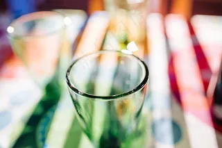 杯子,玻璃杯,红酒杯,白开水,高脚杯,在餐厅桌上的眼镜