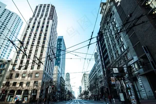 建筑,城市街道,街道,巷道,居民楼,电线和大街上的预期