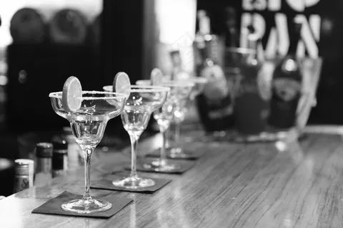cocktail time,棋子,杯子,饮料/饮品,红酒杯,黑色和白色酒精酒吧饮料 cocktail time,棋子,杯子,饮料/饮品,红酒杯,黑色和白色酒精酒吧饮料