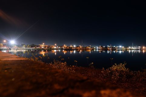 瘤胃，亚齐，Lhokseumawe，印度尼西亚，夜，光