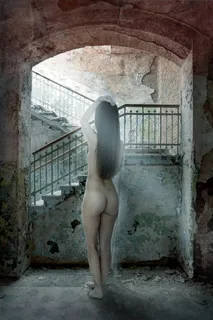 性感的女人，留着长头发的后视图