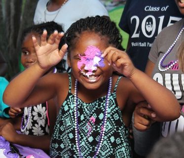 人物活动,合照,休斯顿,男孩,非洲黑人,拿着花的微笑的女孩