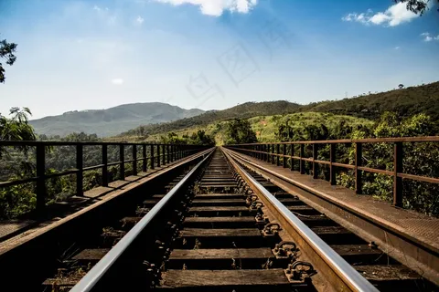铁路轨道,火车,天空,月台,居民楼,山自然阳光桥 铁路轨道,火车,天空,月台,居民楼,山自然阳光桥