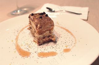 蛋糕,面包,甜品,鸟类,糖果,一块提拉米苏蛋糕在主板