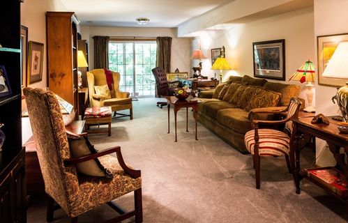 家庭房，客厅，外出地下室，书房