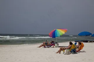 日光浴者，海滩，沙，白色，海洋，波浪，雨伞