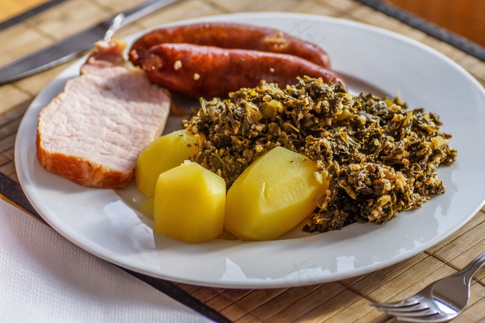 羽衣甘蓝，煮香肠，Pinkel，土豆，烟熏猪里脊