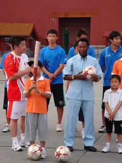 艾迪逊·阿兰蒂斯·德·纳西曼托,传递圣火,奥运火炬手,合照,圣火,贝利与他的昂贵手表