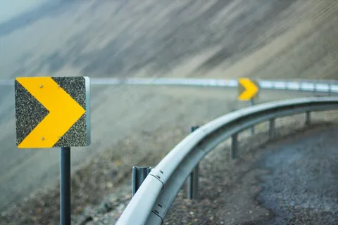 防撞护栏,自行车,电线,玩具,轿车,沥青路面上的路标