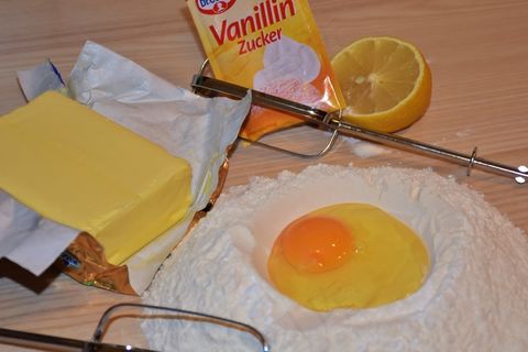 烤，面团，面粉糖，鸡蛋，黄油，柠檬