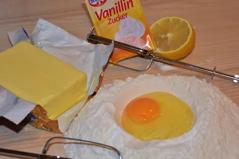 烤，面团，面粉糖，鸡蛋，黄油，柠檬