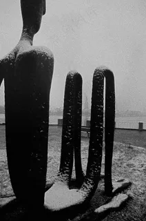 历史遗迹,轮胎,栅栏,系船柱,飞艇,雪中​​雕塑