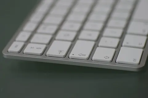 新的Apple键盘（侧视图）