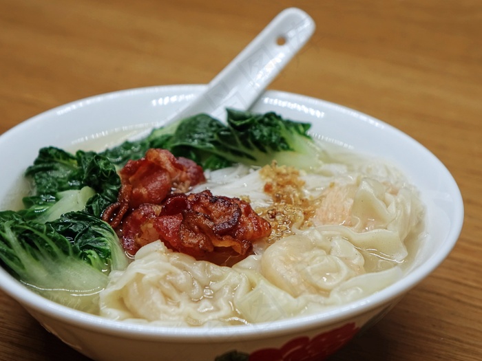 面条，馄饨，汤，蔬菜，虾，饺子