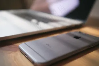 手机保护套,手机,平板电脑,电纸书,笔记本,手机和笔记本电脑木制的桌子上