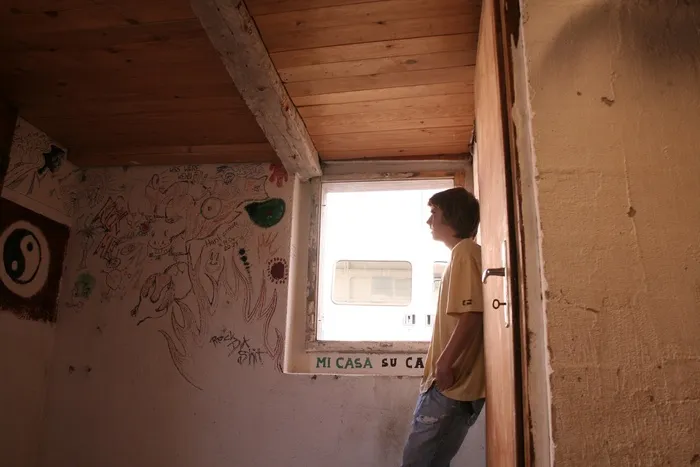 男孩，人类，少年，无聊，平静，窗口，外立面