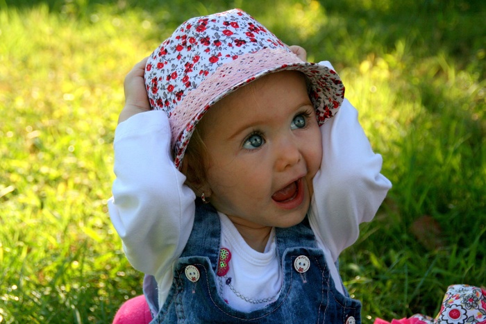 女孩，婴儿，蓝眼睛，帽子，草，肖像