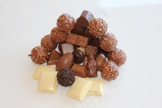 巧克力,包装食物-巧克力,包装食品,手链,糖果/巧克力,巧克力块和果仁糖在蓝色背景