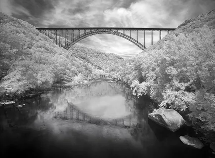 新河峡谷大桥，拱门，黑色和白色