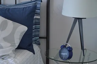 卧室，床，闹钟，床头柜，床头柜