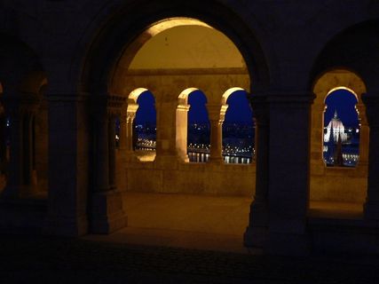 渔人堡垒，议会，在晚上，匈牙利