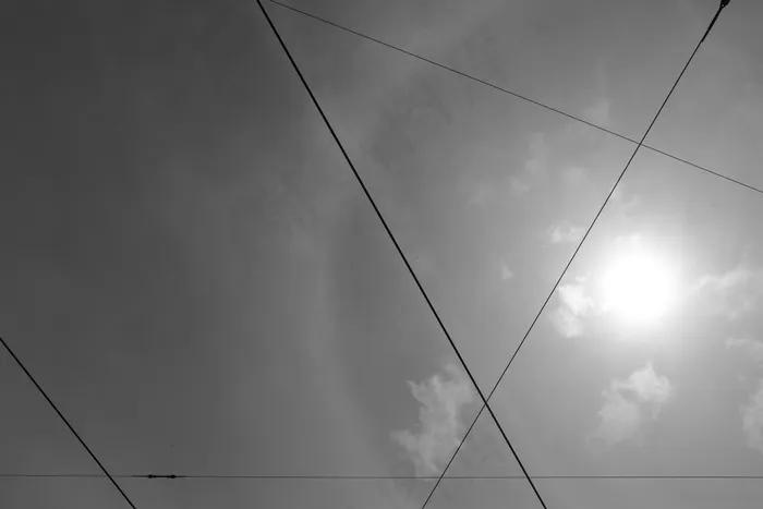 天空,电线杆,杆,建筑,地板砖,黑色和白色的天空