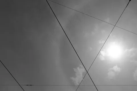 天空,电线杆,杆,建筑,地板砖,黑色和白色的天空 天空,电线杆,杆,建筑,地板砖,黑色和白色的天空