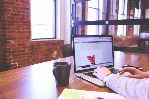 电脑,台式电脑,房间内景,办公区,与办公室的笔记本电脑上工作的人 电脑,台式电脑,房间内景,办公区,与办公室的笔记本电脑上工作的人