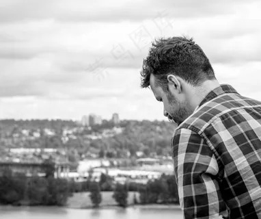 格子衣,中年男性,人物特写,船夫,眼镜,男人看男性往下看