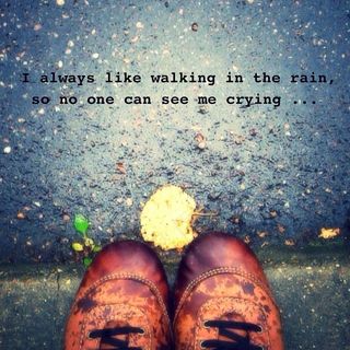 我一直喜欢在雨中行走，所以没人能看到我在哭