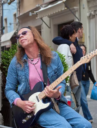 嬉皮，吉他手，街头音乐家，购物者