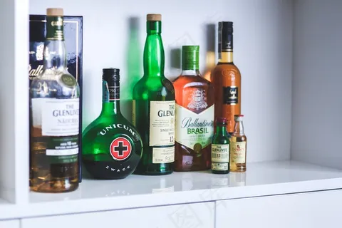 瓶饮,啤酒,酒,洋酒,红酒,架子上的酒精瓶 瓶饮,啤酒,酒,洋酒,红酒,架子上的酒精瓶