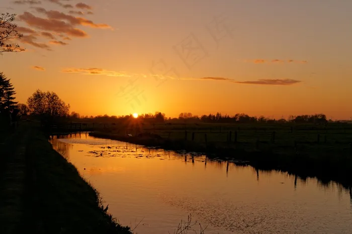 日落，河，傍晚的天空，云，景观，地平线