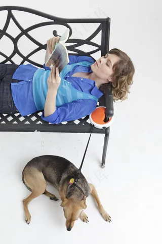 狗皮带，狗，女人，阅读杂志，快乐，宠物