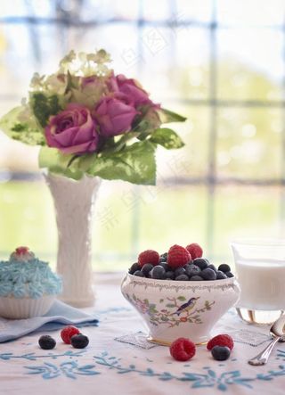 蓝莓，覆盆子在碗里，夏天，早餐