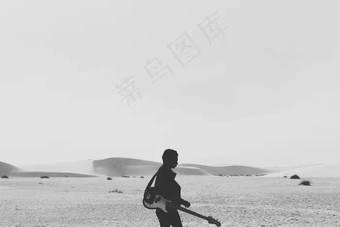 mouhal,海洋,工艺品,自行车,天空,人的黑白画像有吉他的在沙漠