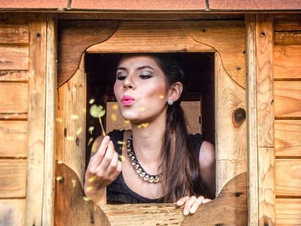 美女,人物特写,穿旗袍,油画,头发,年轻女子在木制平房的窗户中吹蒲公英