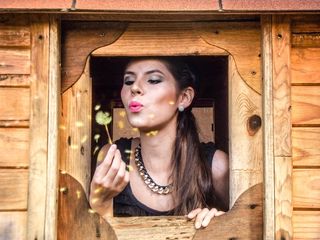 美女,人物特写,穿旗袍,油画,头发,年轻女子在木制平房的窗户中吹蒲公英