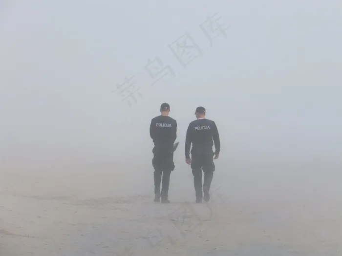 警察，狗，海边