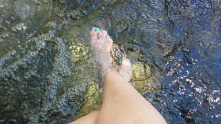 女人的脚在深水中