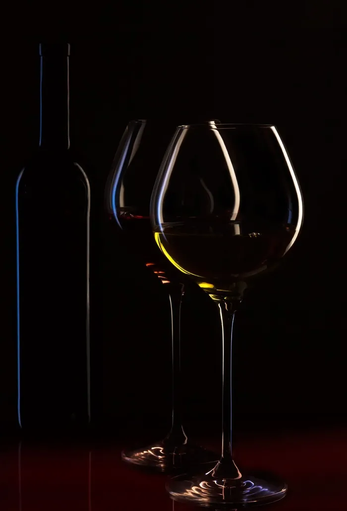 红酒杯,杯子,红酒-葡萄酒,酒杯,香槟杯,葡萄酒瓶和眼镜在黑暗中