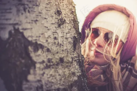 女孩，树，树皮，胡德，帽子，围巾，冷，太阳镜