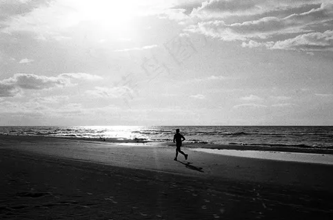 海洋,滑水,冲浪,湖泊,天空,慢跑在海滩上的男人的黑白图像