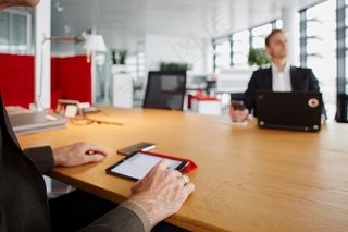 人物特写,小组会议,会议桌,板式办公家具,书画笔会,阿尔贝茨广场/祖库夫特酒店：杜塞尔多夫沃达丰校区