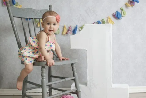 女孩爬上椅子，享受她的生日