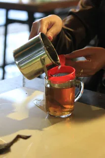 茶，玻璃，水，饮料，杯，手，表