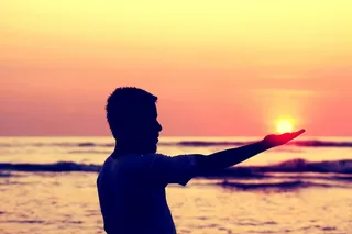 太阳在手，男孩触摸太阳，人类触摸太阳，太阳