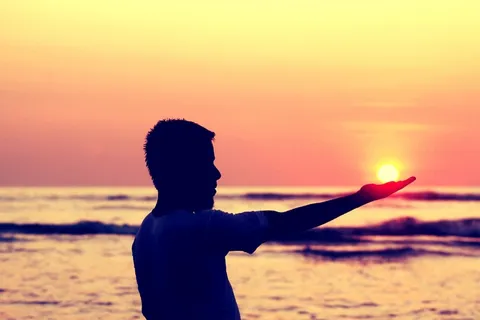 太阳在手,男孩触摸太阳,人类触摸太阳,太阳 太阳在手,男孩触摸太阳,人类触摸太阳,太阳