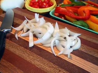 洋葱，辣椒，西红柿，刀，切菜板，食品