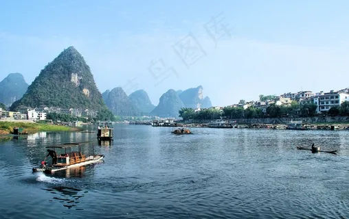 小船在河与岩石在背景中 小船在河与岩石在背景中